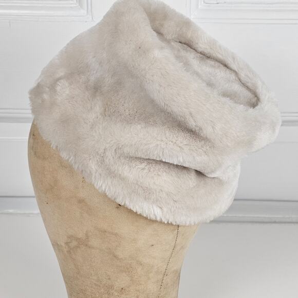 Hat VTG off white faux fur toque c. 1960s - Picture 2 of 7